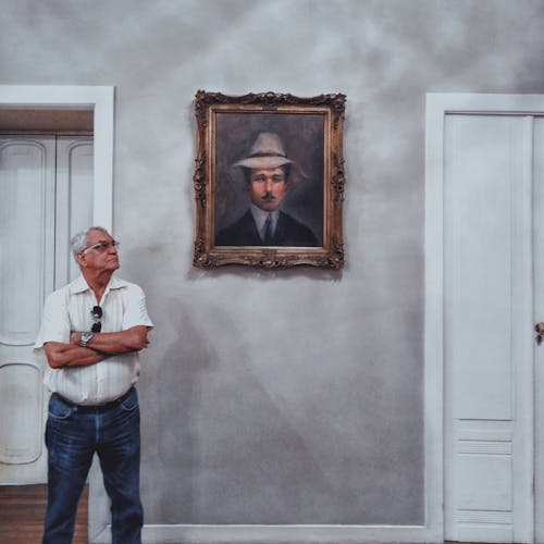 Человек, стоящий рядом с картиной