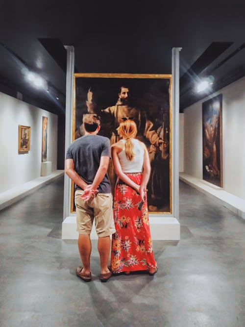 男人和女人站在一起穿著棕色長袍西裝照片的男人面對