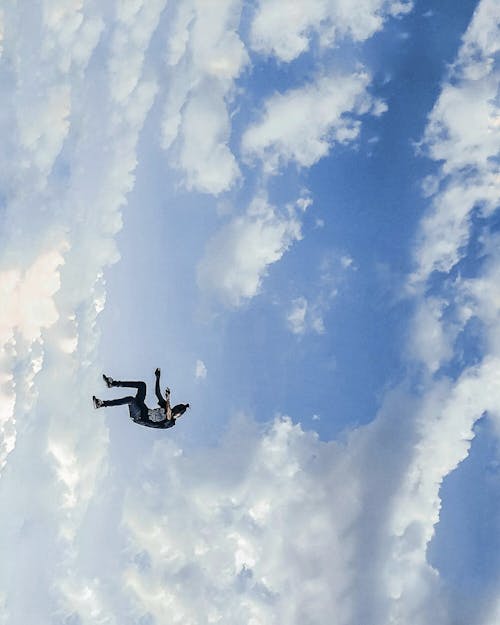 Persona Che Esegue Il Salto Nel Cielo