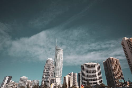 Foto De Baixo ângulo De Edifícios Altos