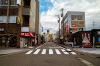 在日本充满活力的城市街道上，可以看到建筑物和斑马线