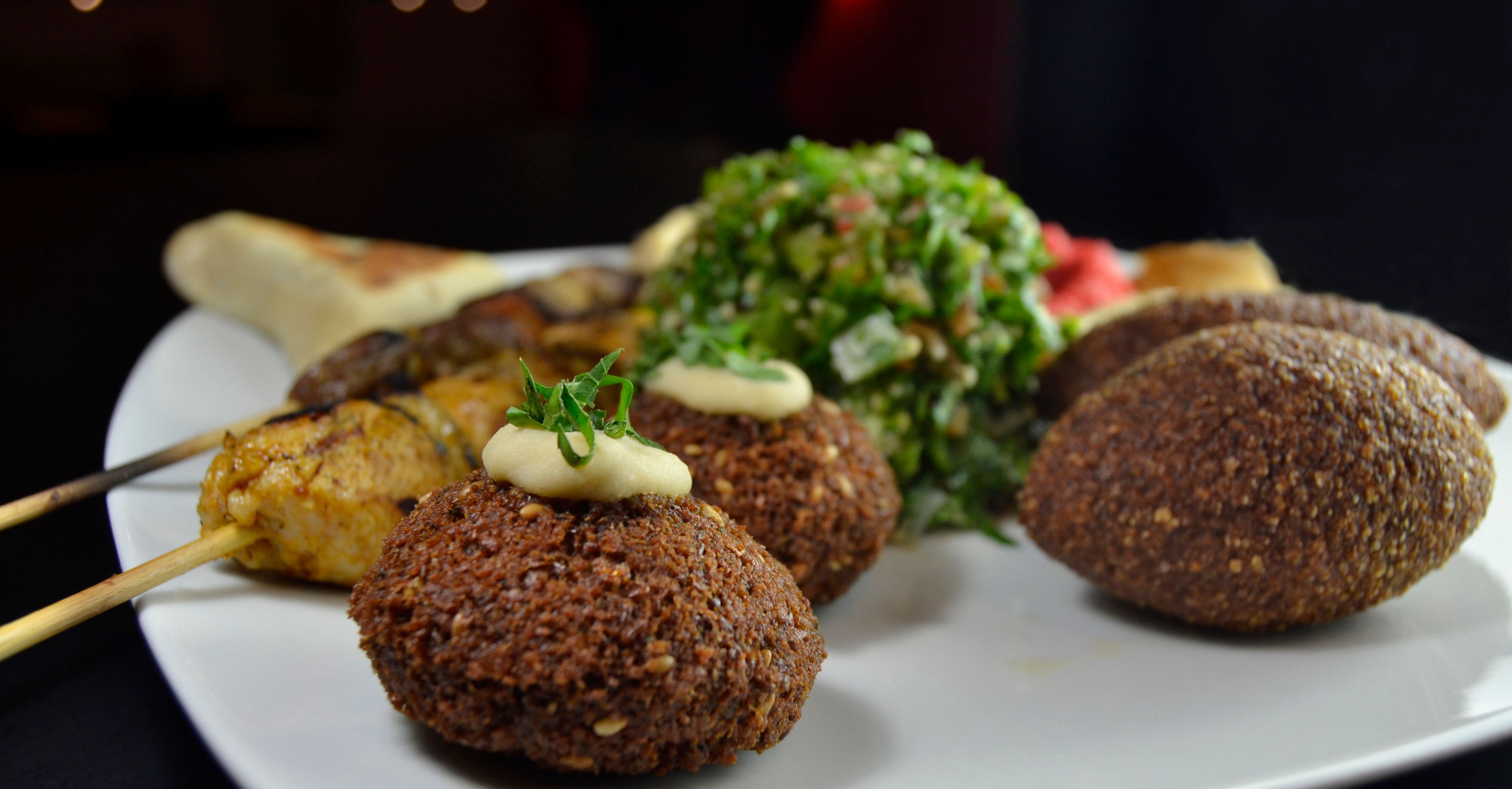 Talerz z falafelami i sosem
