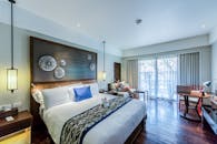 现代酒店客房内部设计优雅舒适，配有现代家具