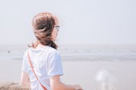 海边，一名女子背对着风，静静反思