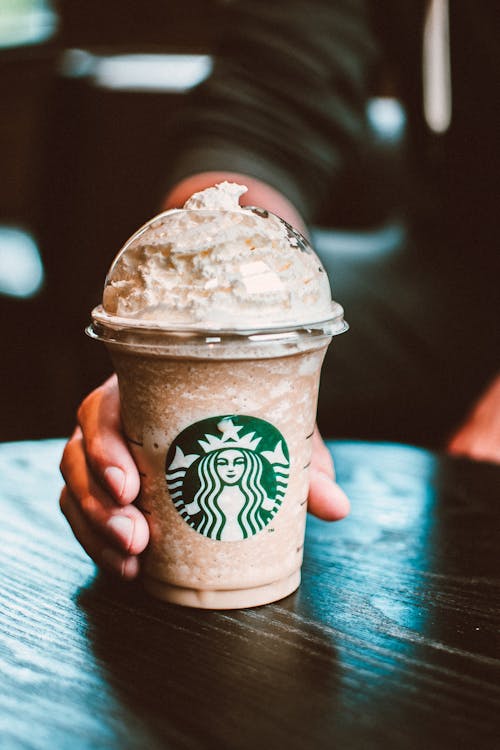 Immagini Stock - Starbucks Tazza Di Caffè E Cioccolato Frappe Sul Tavolo Di  Una Caffetteria Starbucks. Marchio Starbucks È Catene Dei Caffè In Tutto Il  Mondo Dagli Stati Uniti.. Image 43484575