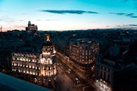 黄昏时分，马德里城市景观壮丽，建筑物明亮，天空晴朗