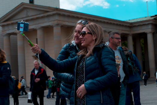 阳光明媚，妇女们在历史地标前自拍