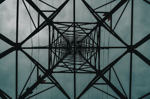 Lage Hoekfotografie Van Grijze Metalen Toren