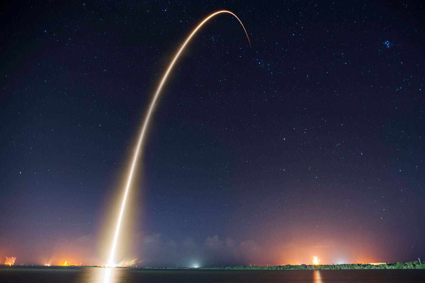 火箭在夜空中點火升空的長曝光照片，拖曳出明亮的尾跡，象徵 SpaceX 的運載能力正是軌道算力的關鍵基礎設施