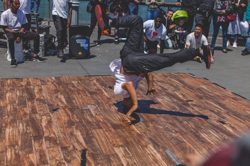 Foto d'estoc gratuïta de artista de carrer, ballant, breakdancing