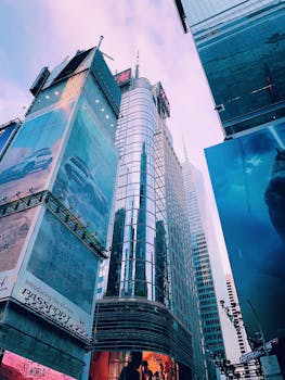 黄昏时分，摩天大楼与充满活力的广告牌共同构成了充满活力的城市景观，捕捉着现代建筑的气息