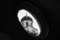 黑白景色中，历史悠久的圆顶塔上点缀着圆形窗户