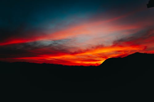 Rote Wolken über Berg