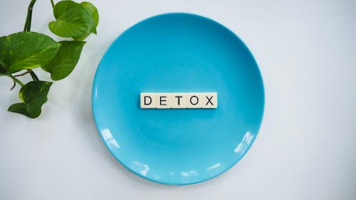 Free Detox Text on Round Blue Plate Stock Photo