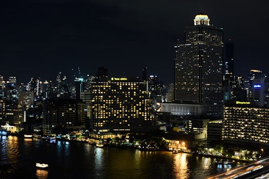 探索曼谷充满活力的夜间天际线，欣赏沿河发光的建筑，感受这座城市的繁华精神