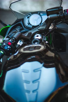 现代摩托车仪表板的详细视图，展现其设计和技术特点