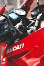 红色杜卡迪摩托车的仪表板和车把细节图