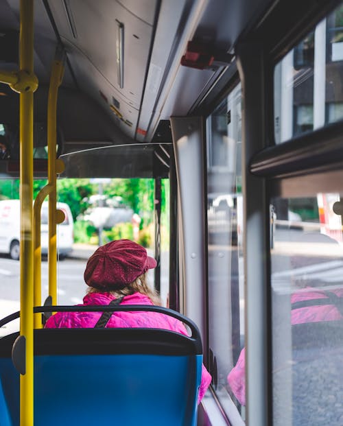 Mujer Sentada Dentro Del Autobús