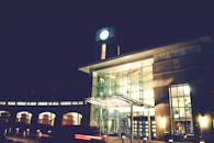 城市晚报：钟楼在现代玻璃建筑群中夜间亮灯