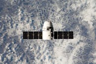 绕地球运行的卫星拍摄的高分辨率图像展示了太空技术