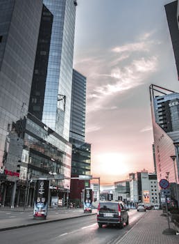 塔林的城市景观中，现代摩天大楼映照着日落天空