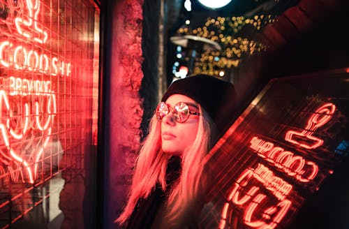 무료 안경을 착용하는 여자 시계 네온 빛 간판 스톡 사진