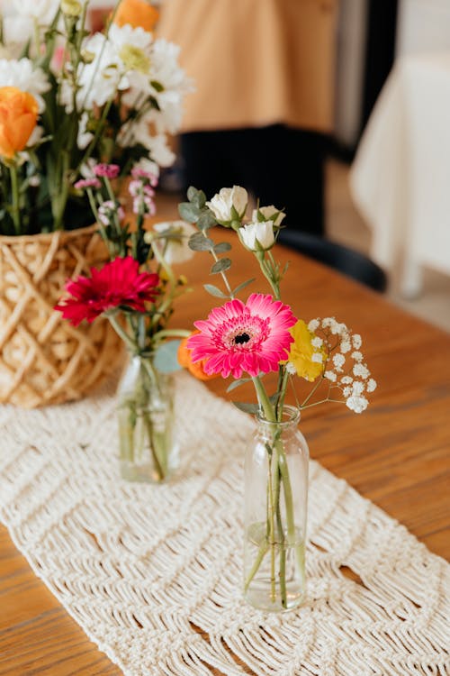 Gratis arkivbilde med blomster, blomsterblad, bord