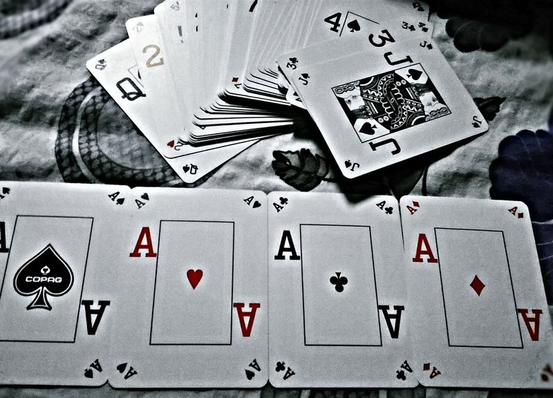 Online Casino Turnier mit Spielern, die an Spielautomaten spielen