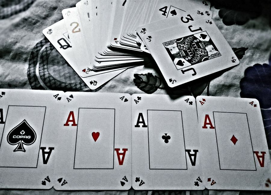 Online Spielautomaten mit verschiedenen Symbolen und Walzen