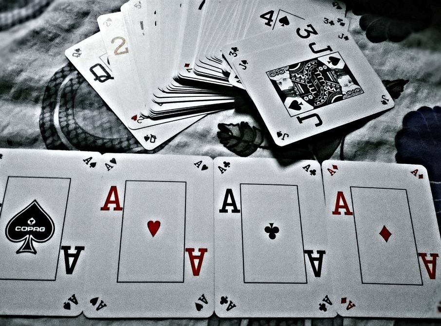 Casino Spiele Lobby mit Spielautomaten und Tischspielen