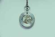 特写镜头展示了古董怀表内部复杂的机械齿轮和零部件