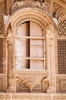 探索历史建筑外部木拱门窗上华丽的雕刻细节