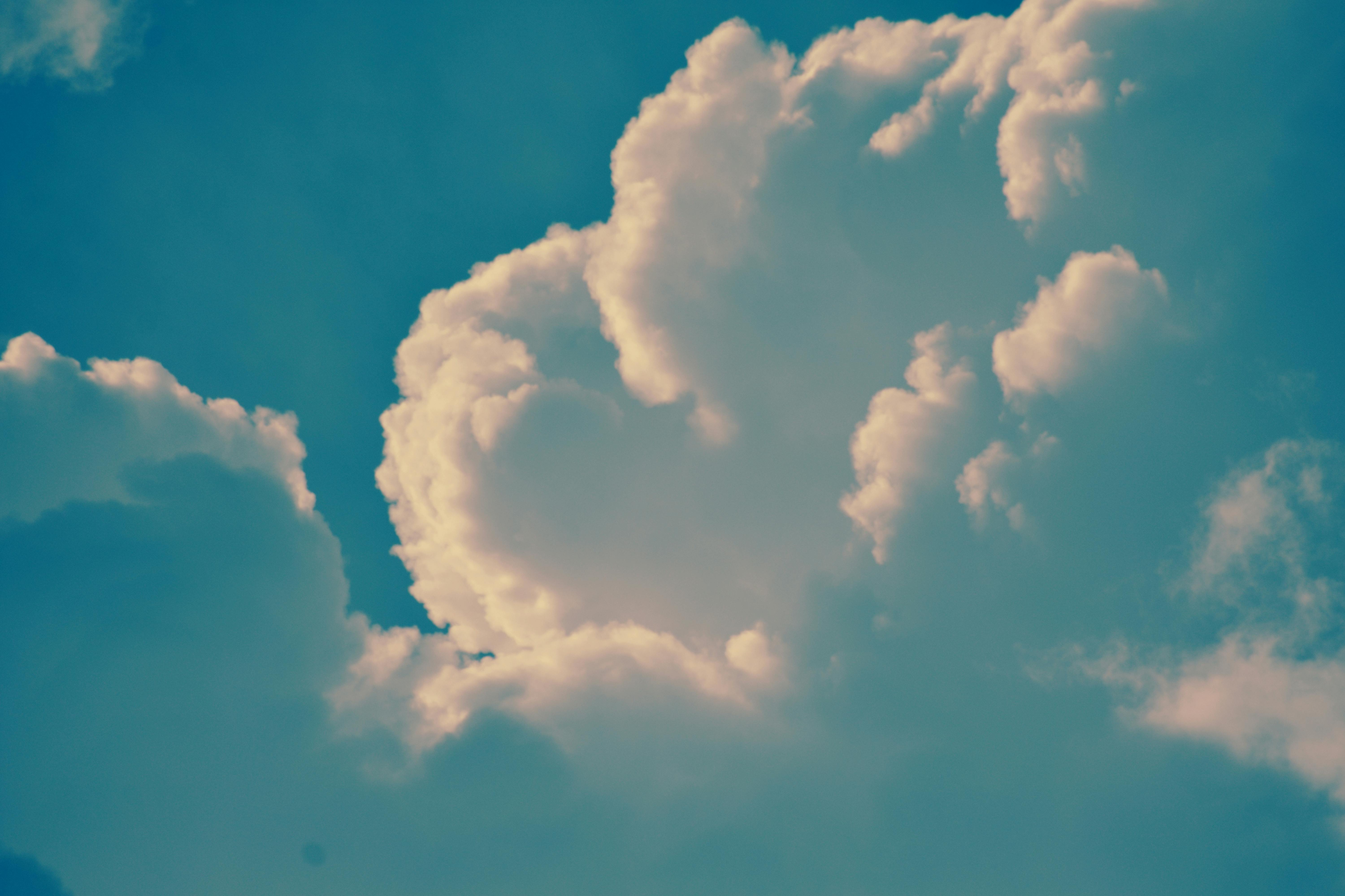 宁静的夏日蓝天上，散布着明亮蓬松的云层