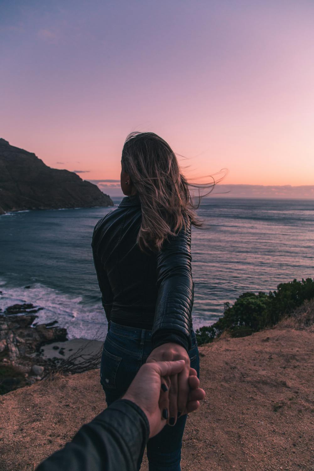 A couple holding hands. | Photo: Pexels