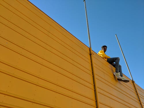 Kostnadsfri bild av afroamerikansk man, arkitektur, blå himmel