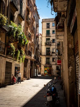 在巴塞罗那老城区一条阳光明媚的小巷中，探索哥特式建筑和充满活力的壁画