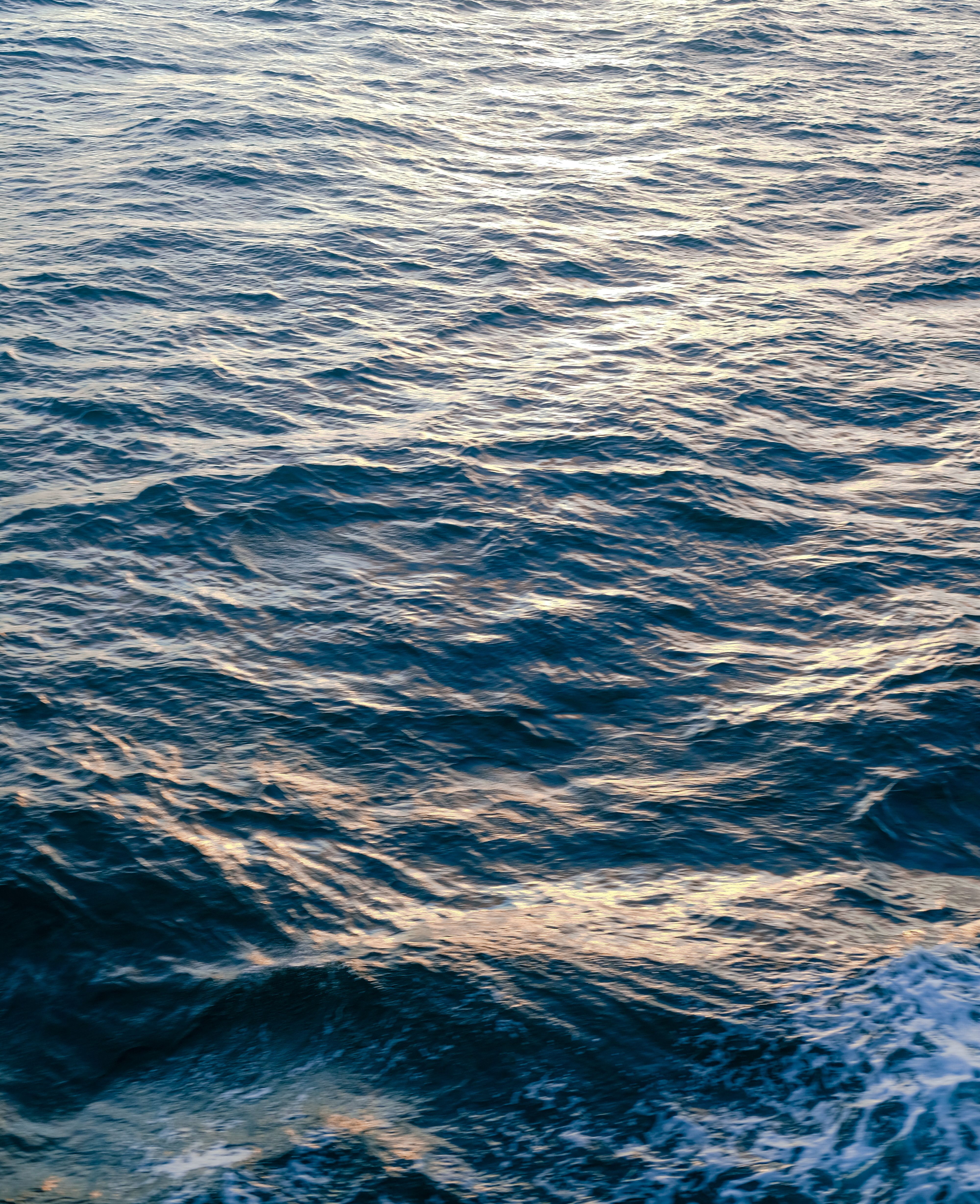 View of the Sea Surface Reflecting the Sunlight · Free Stock Photo
