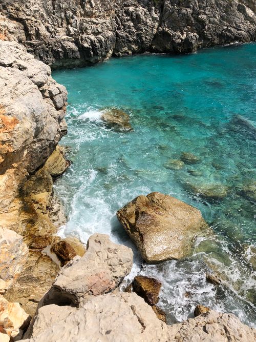 Free A breathtaking view of turquoise sea. Perfect for nature and travel enthusiasts. Stock Photo