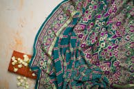 这款传统纺织品图案复杂，充满活力的花卉特色，非常适合文化和时尚主题