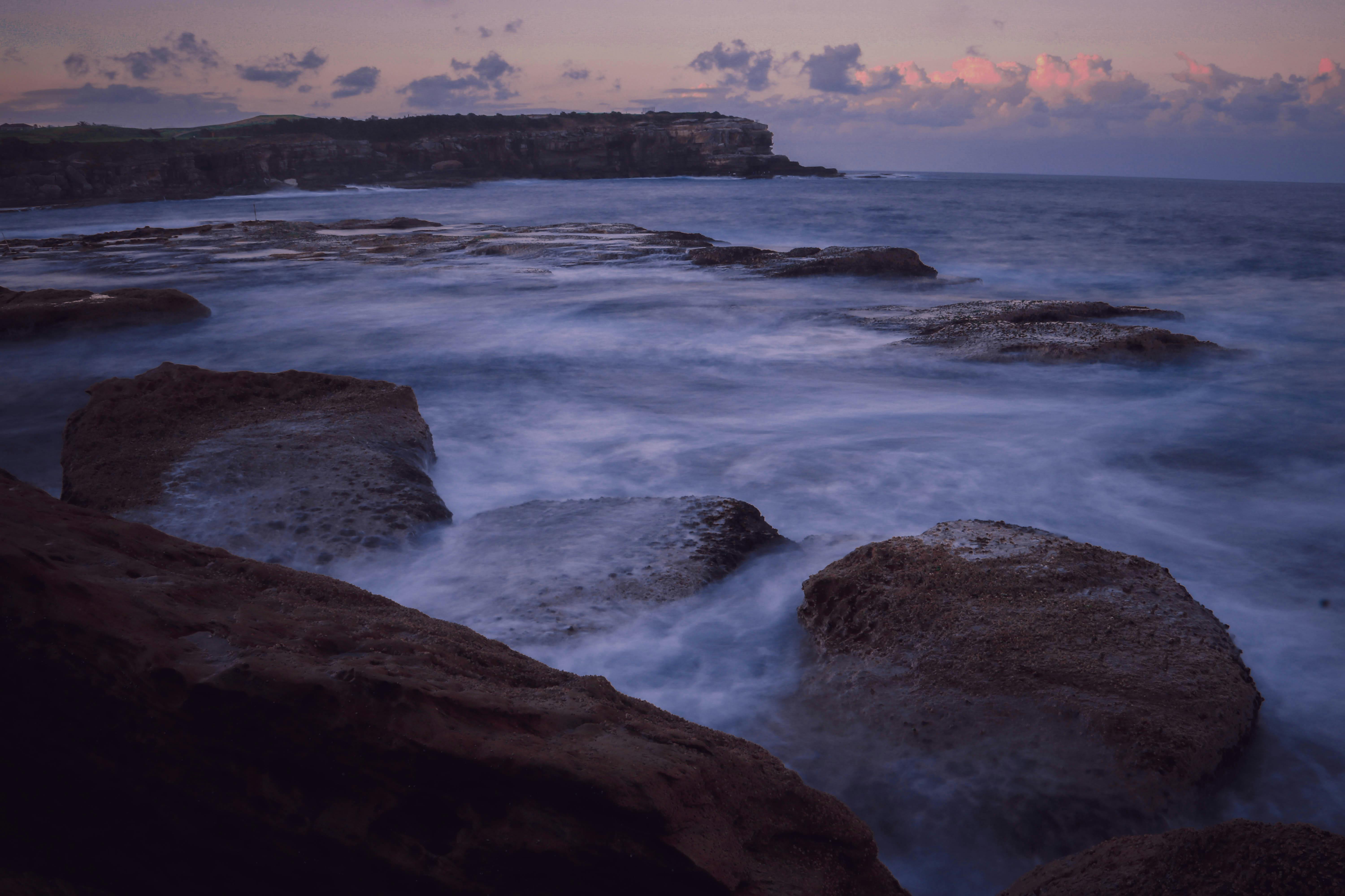 澳大利亚小湾崎岖海岸线的暮光海景，令人惊叹