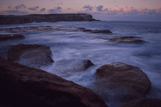 澳大利亚小湾崎岖海岸线的暮光海景，令人惊叹