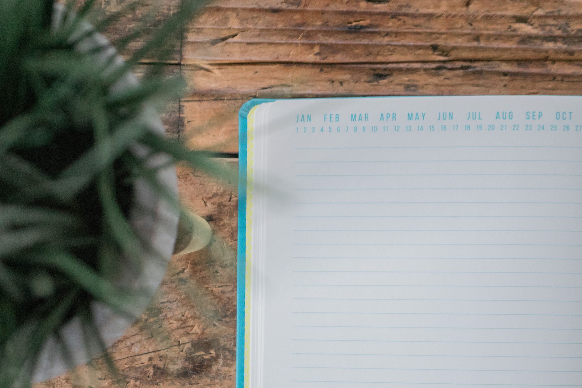 Caderno de planejamento mensal de conteúdo aberto sobre uma mesa de trabalho