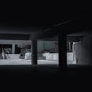 一个黑暗空旷的城市车库展现了现代建筑与混凝土结构