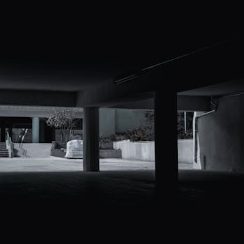 一个黑暗空旷的城市车库展现了现代建筑与混凝土结构