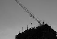 日落时分，建筑起重机与施工中建筑的轮廓