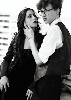 一对时尚前卫的年轻夫妇在城市景观前优雅地摆着姿势