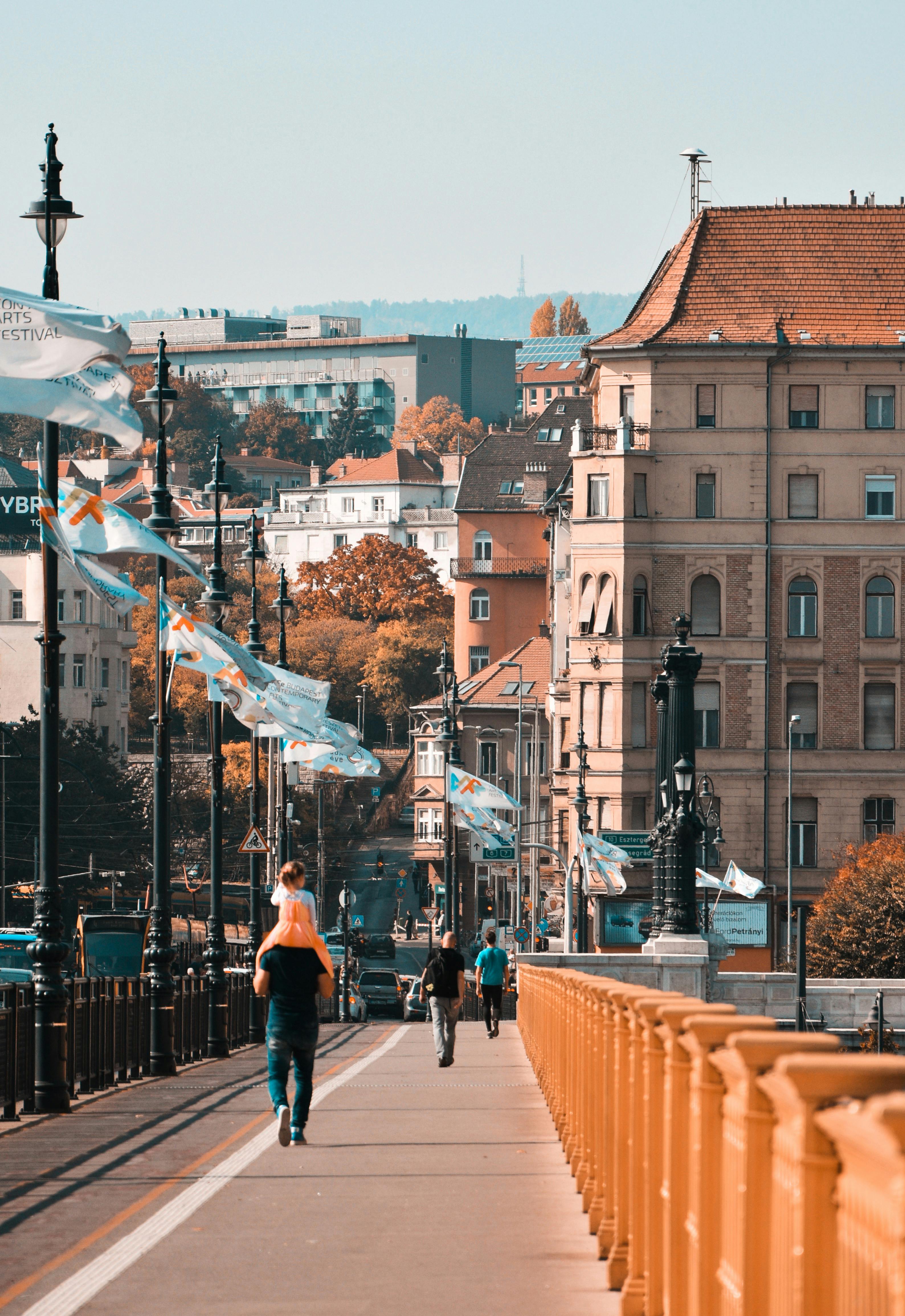 阳光明媚的日子里，人们可以步行或骑自行车，欣赏城市如画的街道风景