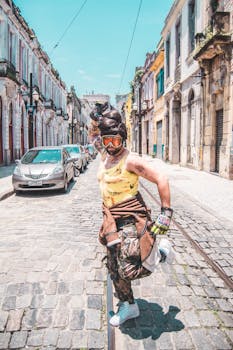 在五颜六色的建筑环绕下，一位充满活力的街头表演者在鹅卵石街道上摆出华丽的姿势