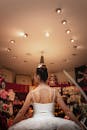 在一家色彩缤纷的精品店内，一位优雅的芭蕾舞女演员穿着白色芭蕾舞短裙，正优雅地摆着姿势