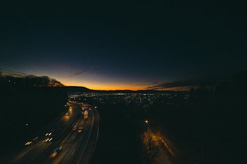 Foto Von Fahrzeugen Auf Der Autobahn